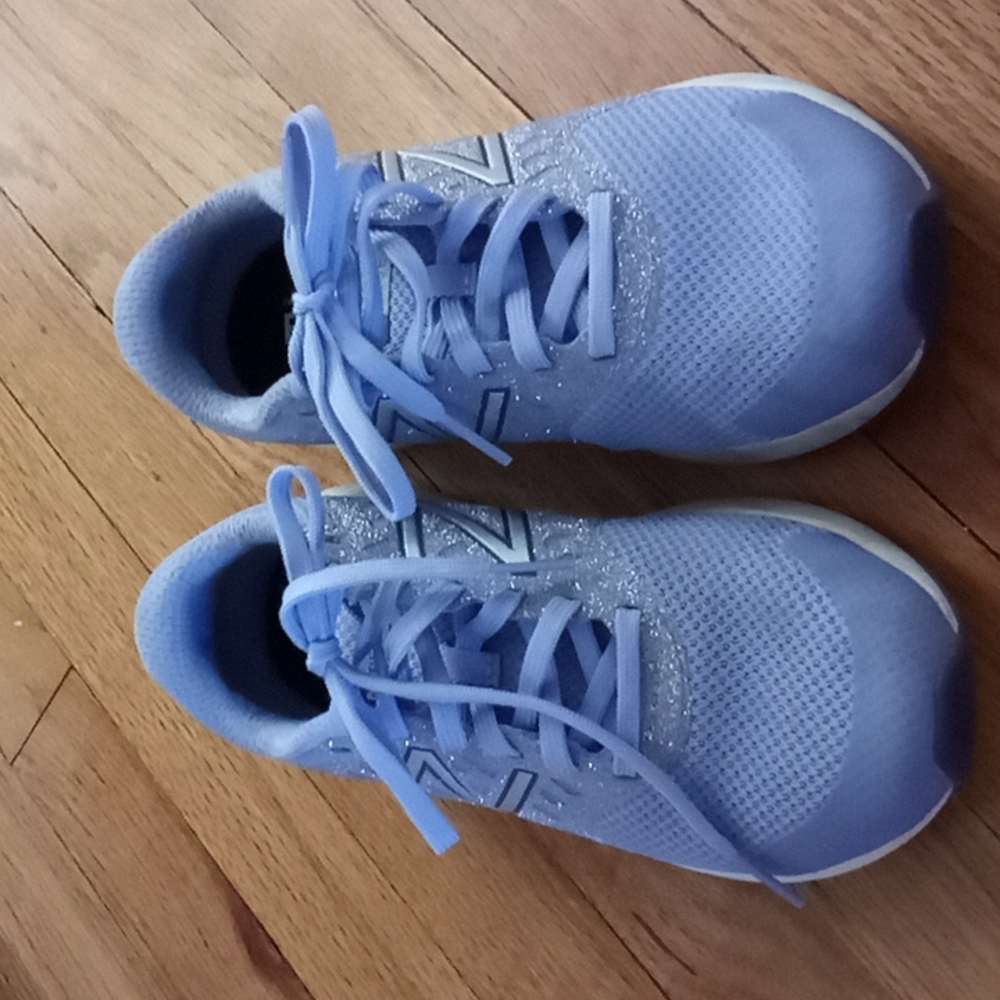 Girls 1.5 extra wide New Balance running shoes